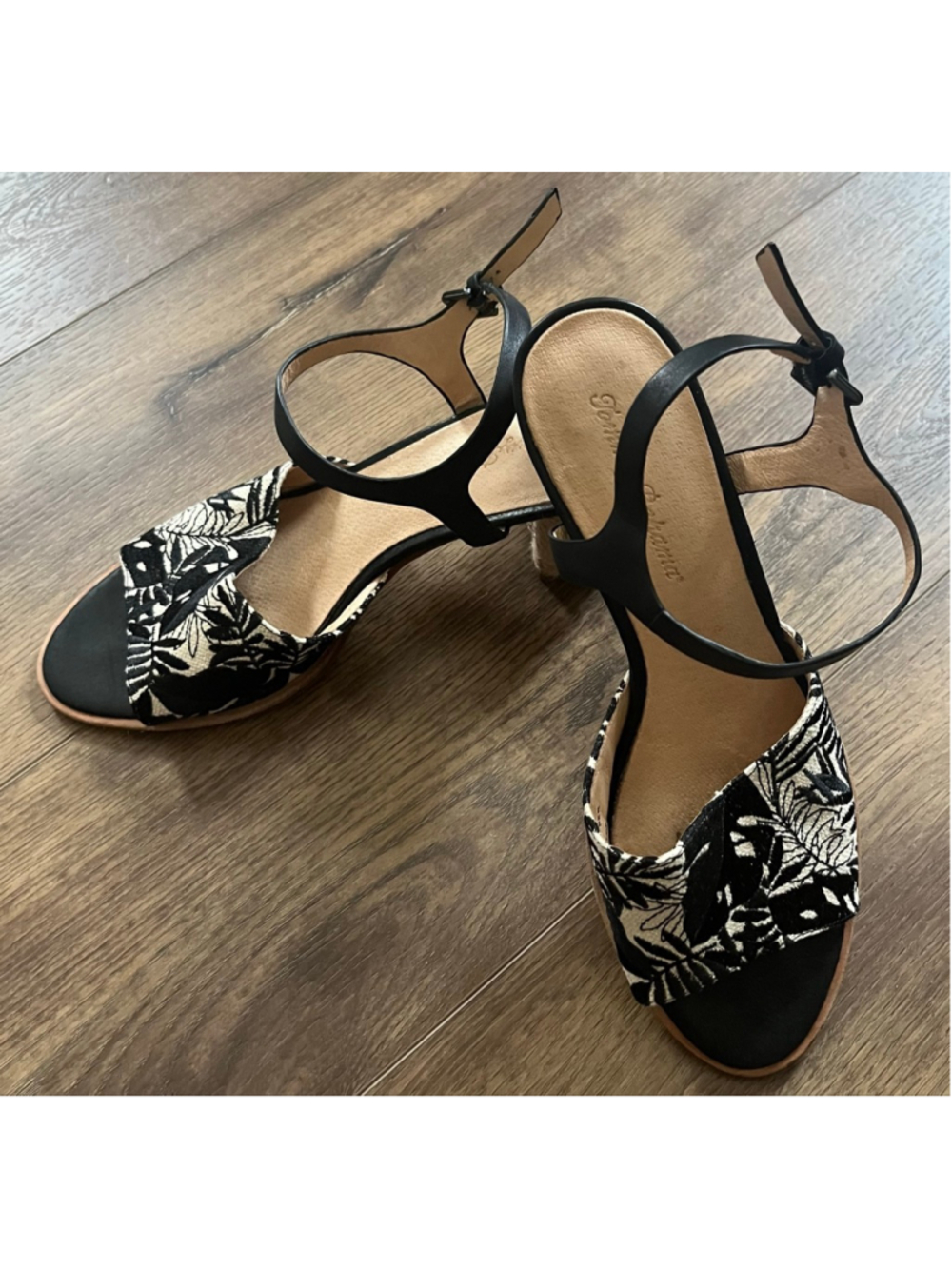 Tommy Bahama block heel patterned sandals size 9